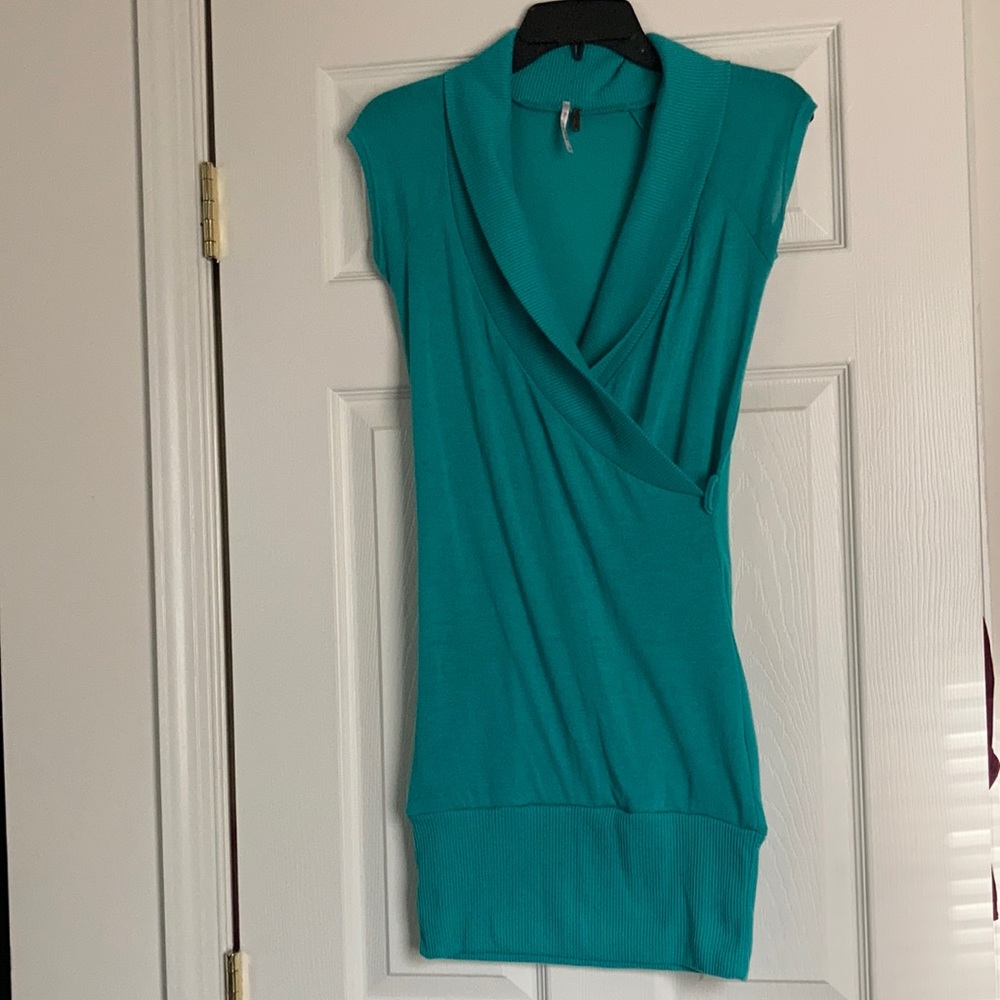 Tunic-Length Short-Sleeve Top (size M)